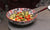 Bunte Servierschale aus Keramik - Salatschüssel mit rot brauner Bemalung Geeignet als Servierschüssel für Beilagen, Snacks oder Obstschüssel